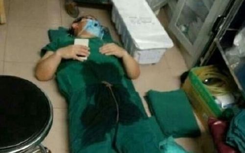 “手术室睡照”感动网友
