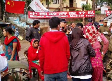 中国政府医疗队挺进震中地区