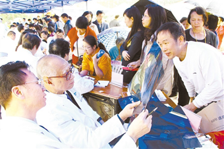 名中医家门口搭脉