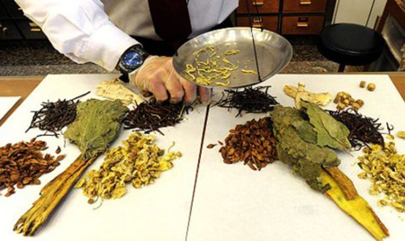 中医药法草案提请审议 惠及全行业