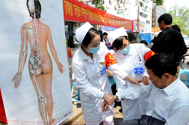 安徽淮南市中医院团员青年志愿者走进社区开展义诊服务