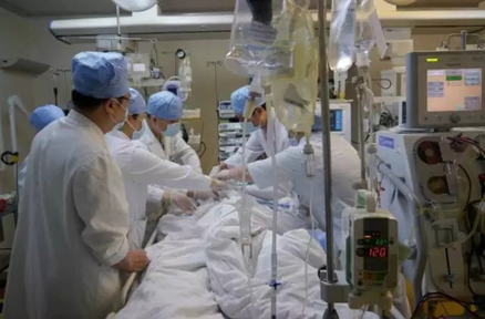 省卫计委党组书记段宇飞探望陈仲伟同志及家属，呼吁全社会关爱医务人员