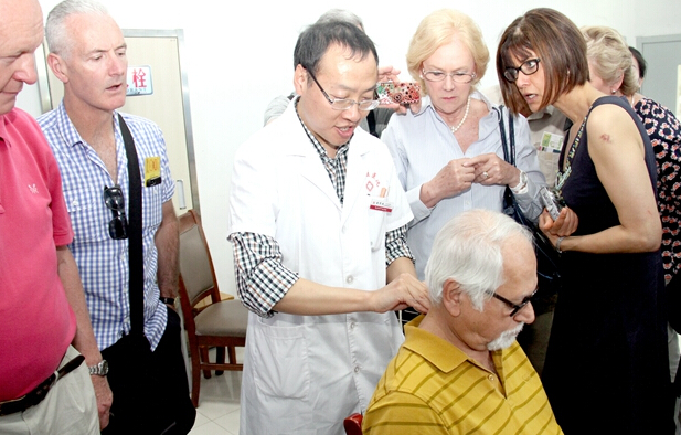 英国医生访问团在陕西省西安市中医医院参观交流