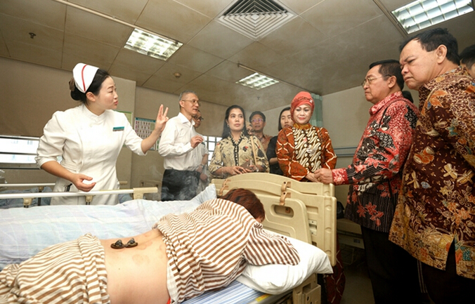 印尼东爪哇省议会议长一行访问广东省佛山市中医院