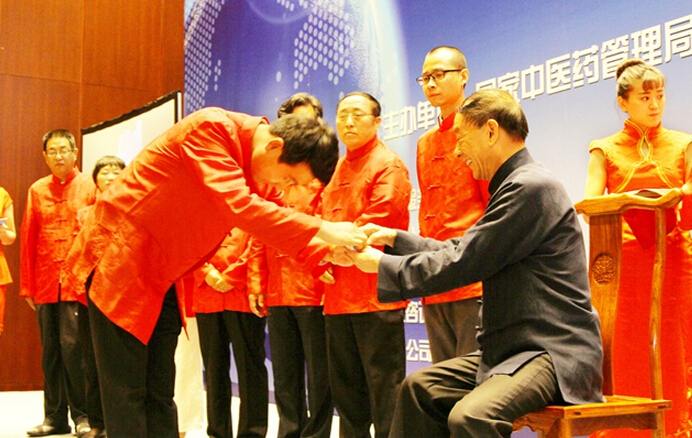 “国医大师唐祖宣传承拜师仪式”在第四届京交会上举行