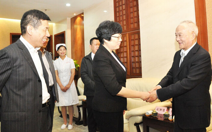 安徽省副省长刘莉与国医大师徐经世亲切握手