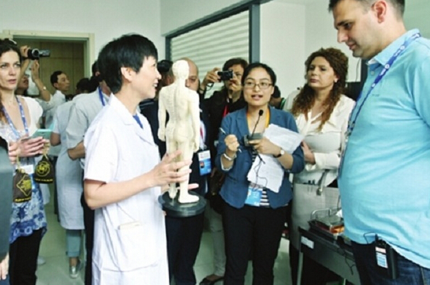 外国客人在苏州观看中医治疗和现代煎药过程