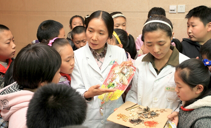 新疆维吾尔自治区向来注重在中小学校传播中医药、民族医药文化知识