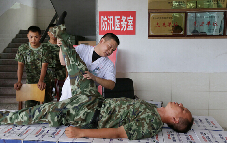 图为医疗队医生在为8730部队武警抗洪部队官兵进行中医正骨治疗。