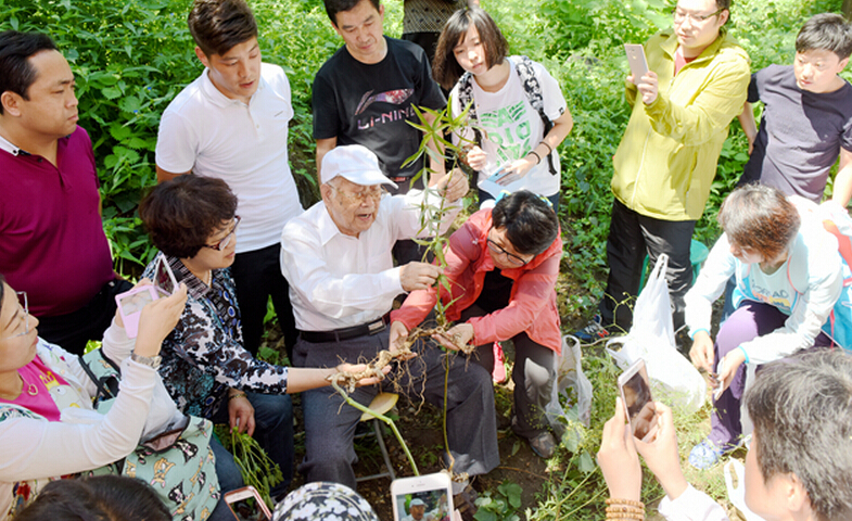 国医大师金世元带徒进山采药