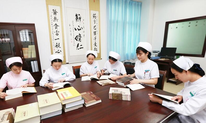襄阳市中医医院青年护士自发组织开展“学经典，读古籍”活动