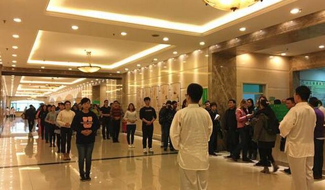 中俄记者在新疆体验中医文化