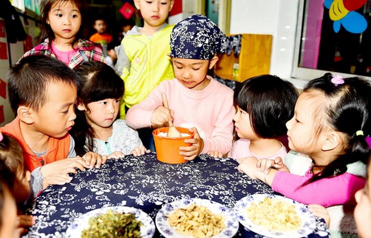 安徽省合肥市蜀山区井岗镇玉兰新村幼儿园组织孩子们学习抓药