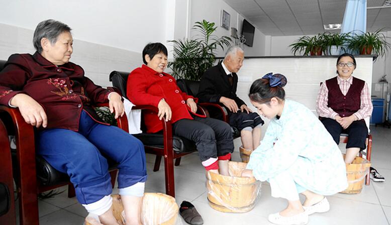 重庆市垫江县中医院颐养医院制剂室定期为入住老人准备汤剂泡脚