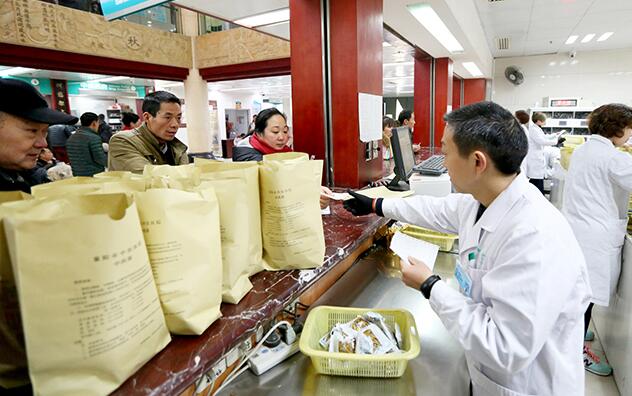 元宵节刚过，湖北省襄阳市中医医院门诊中草药房格外忙碌