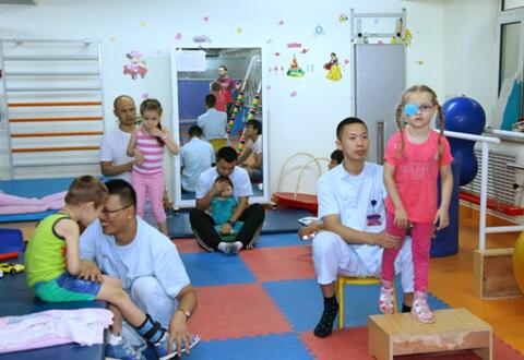黑龙江省哈尔滨市中医医院迎来了越来越多国外的小儿脑瘫患者