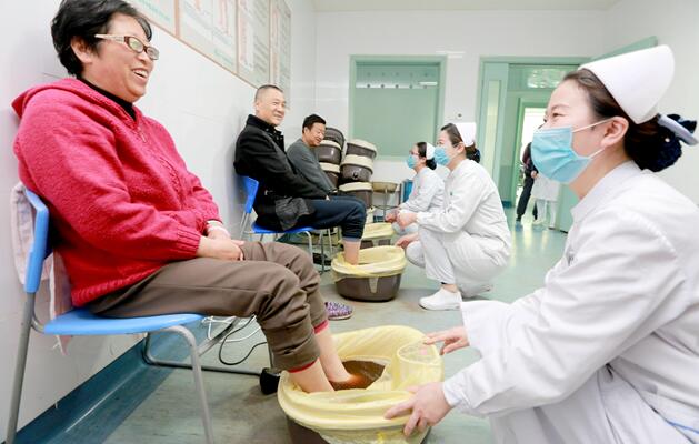 湖北省襄阳市中医医院内分泌病科中医治疗室患者接受足部熏法治疗