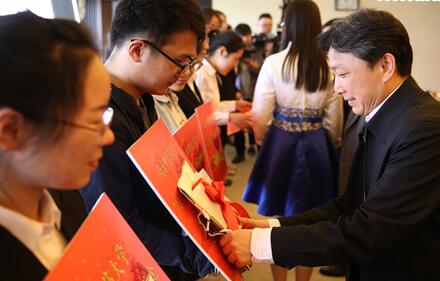 南京中医药大学举办“绿公益”助学金捐赠仪式
