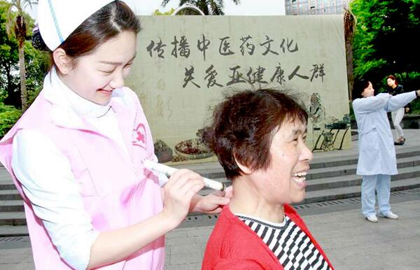 上海市中医医院护理部联合上海宝山路社区举行了中医义诊活动