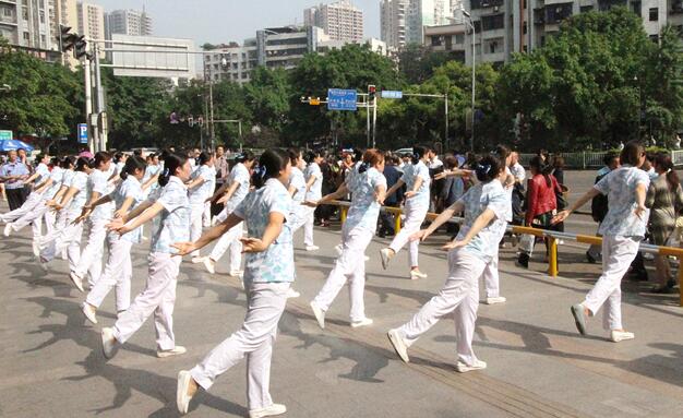重庆市永川区中医院组织该院护理人员为市民表演五禽戏