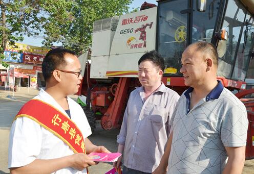 河北省石家庄市行唐县翟营乡卫生院医务人员宣传夏季中暑的中医药防治方法