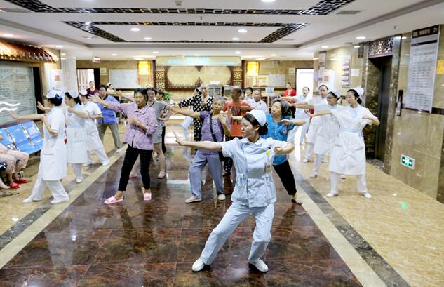 重庆市江津区中医院肾病科为患者进行八段锦免费教学