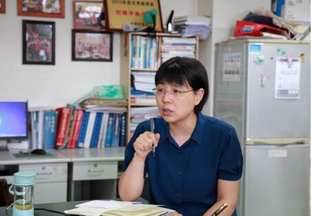 成都中医药大学中药药理系主任曾南代表