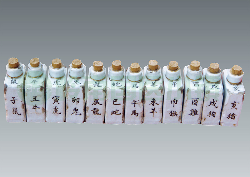 清代十二生肖方形瓷药瓶一套十二件