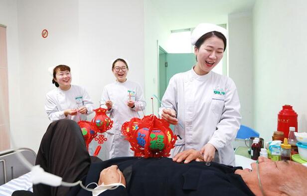 湖北省襄阳市中医医院青年医护人员动手制作花灯装饰病区，喜迎元宵佳节