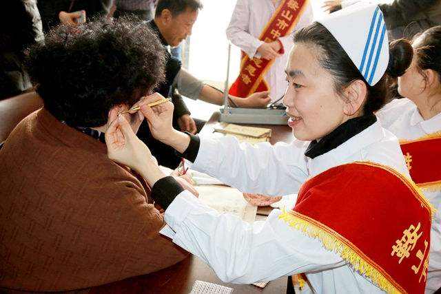 辽宁鞍山市卫计委启动“服务百姓健康行·进社区”学雷锋志愿服务项目