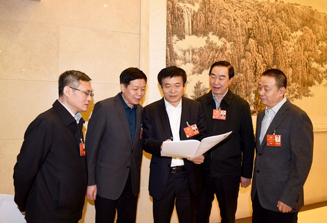 农工民主党界别中医药行业政协委员在讨论政协常委会工作报告