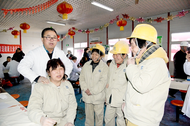 北京中医药大学第三附属医院等7家医院联合派专家到工地为女工进行现场诊疗