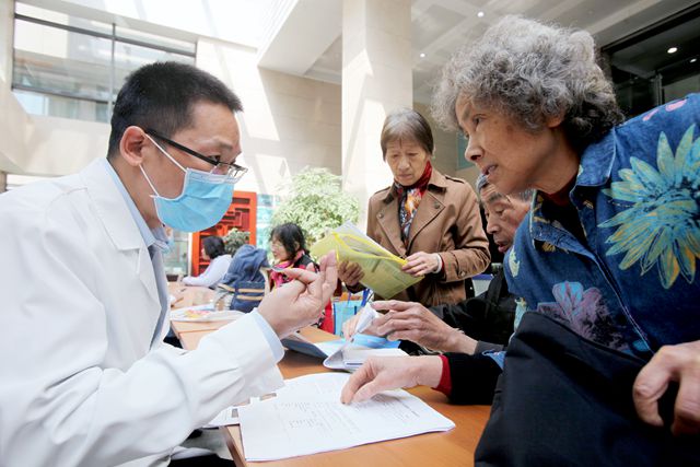 浙江省中医院组织开展系列讲座及大型义诊活动