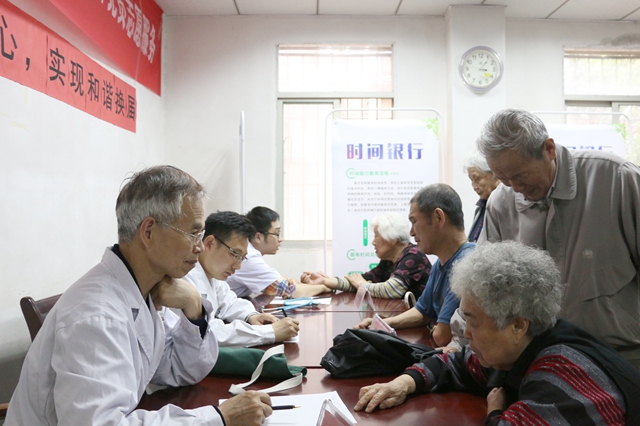 江西中医药大学主办的“中医中药进社区”活动走进南昌社区