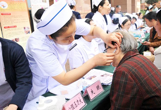 湖南中医药大学第一附属医院开展了“中医护理服务，关爱百姓健康”科普义诊活动