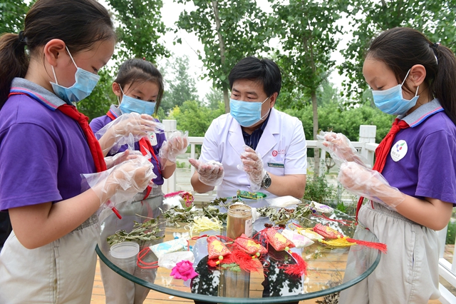 河北省沧州市运河区朝阳小学举行“采中药制香囊”感知中医文化课外活动
