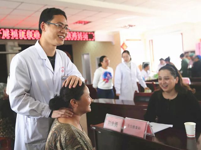 福建医疗专家赴新疆昌吉呼图壁县义诊