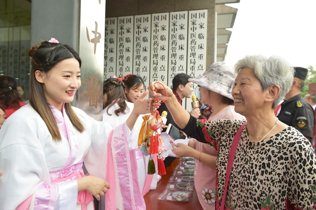 江西中医药大学附属医院举办中药香囊科普宣传志愿活动