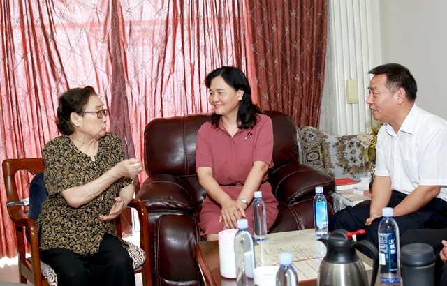 余艳红看望优秀共产党员屠呦呦