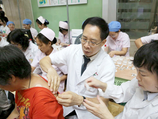 广东省中医院开展三伏贴贴敷活动
