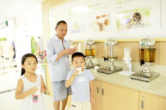 浙江省东阳市中医院门诊大厅的免费中药养生茶格外受欢迎