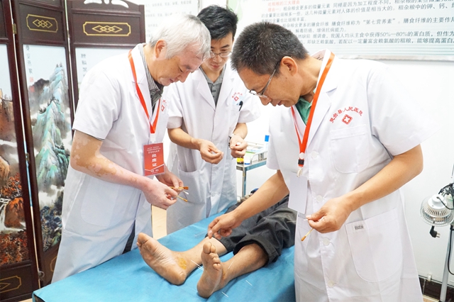 8月21日，中国针灸学会精准扶贫义诊活动走进灵台县人民医院—— 在针灸故里用好针灸