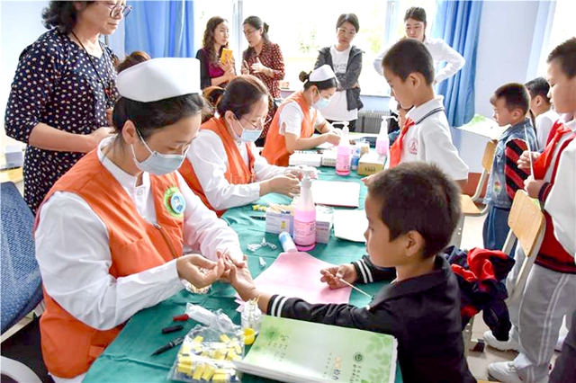 【第一现场】“宽街小郎中”为留守儿童送健康
