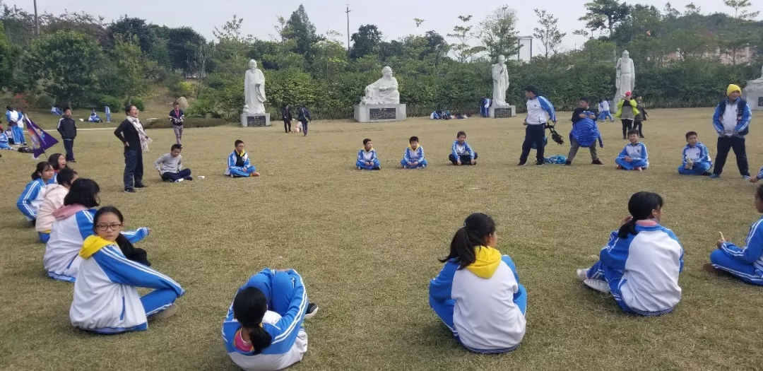 同学们以班为单位，在老师的带领下进行学习或游戏