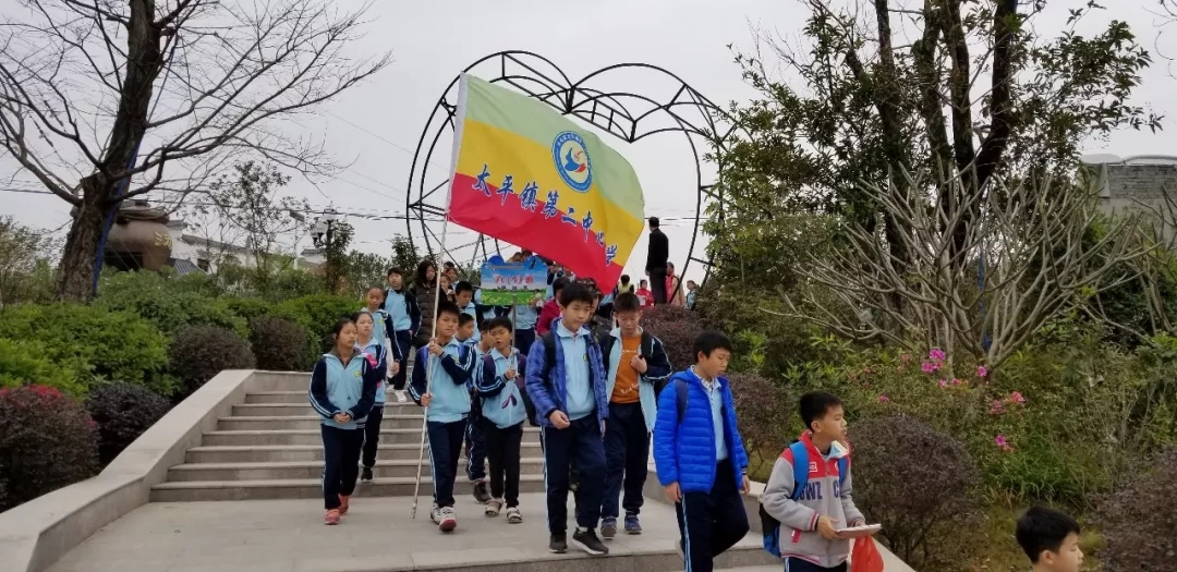 太平二小学生到达博览园,参拜医药之祖——神农