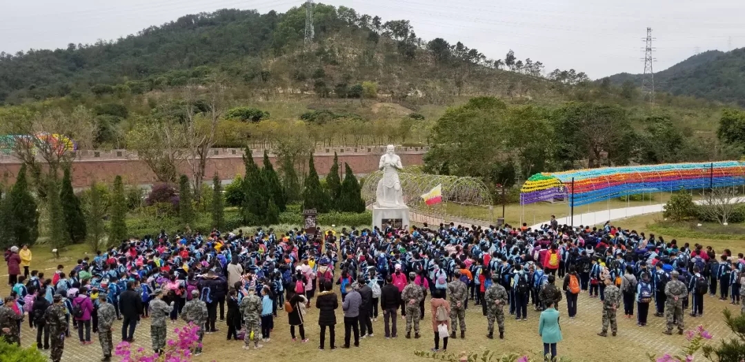 太平二小学生到达博览园,参拜医药之祖——神农