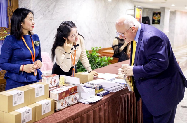 百名外宾齐聚北京市朝阳区三里屯第二社区卫生服务中心感受中国传统文化魅力