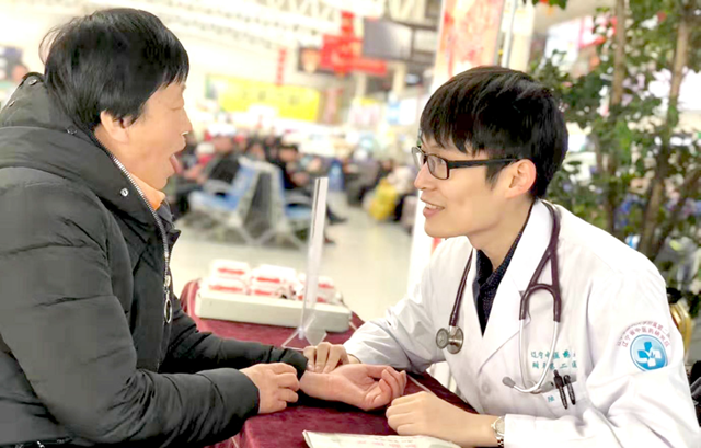 辽宁中医药大学附属第二医院携手沈阳北站举办“护航春运 健康同行”义诊活动