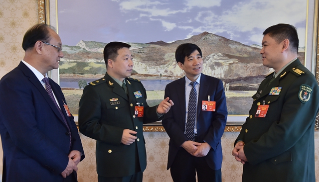 【图说两会】杨利伟：我们在太空打太极