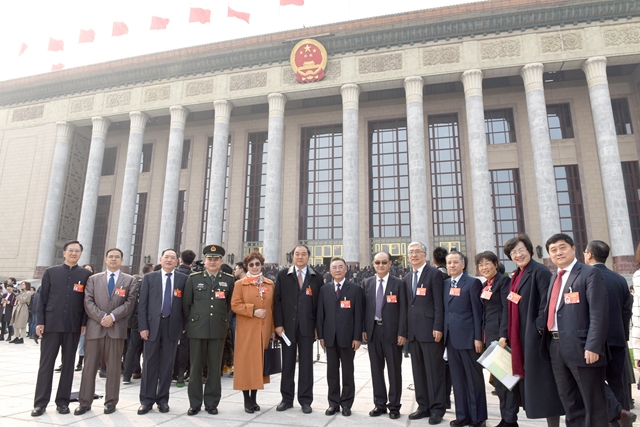国政协十三届二次会议开幕之际，部分医药卫生界委员在人民大会堂前合影